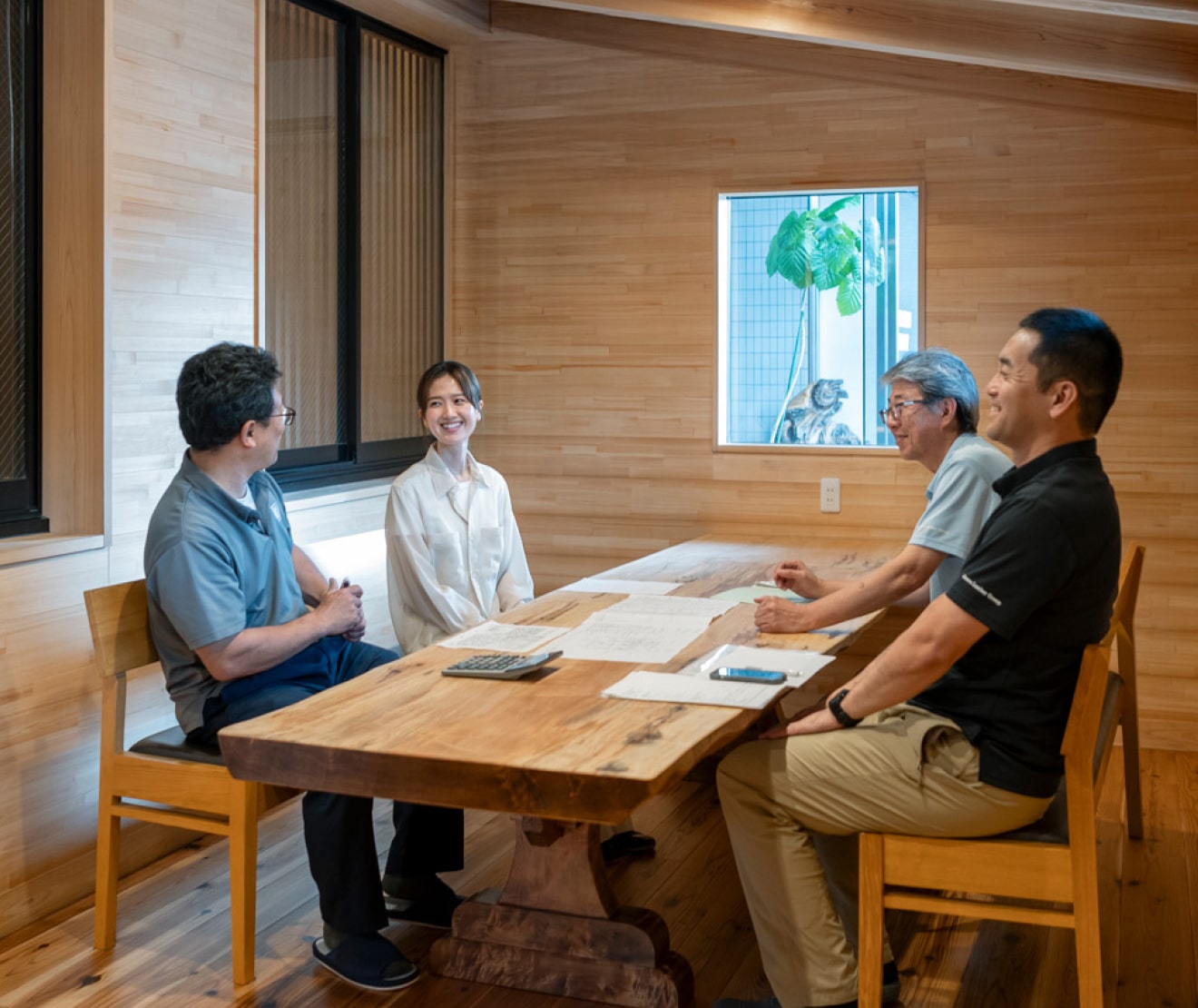 働いている様子の画像